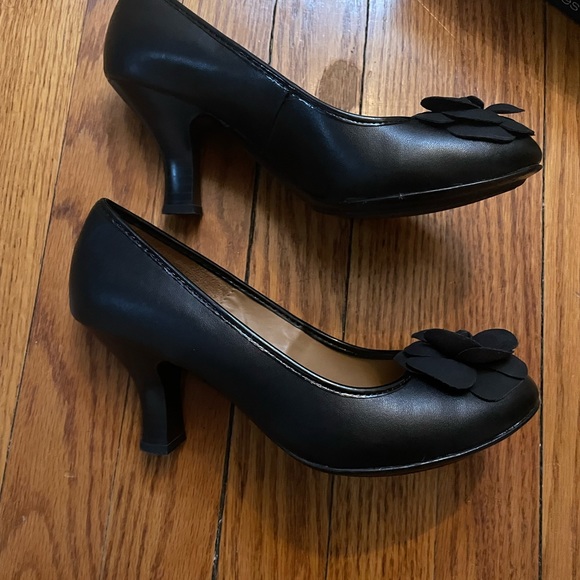 Croft and Barrow Black High Heel Shoes with Flower detail - Picture 3 of 5